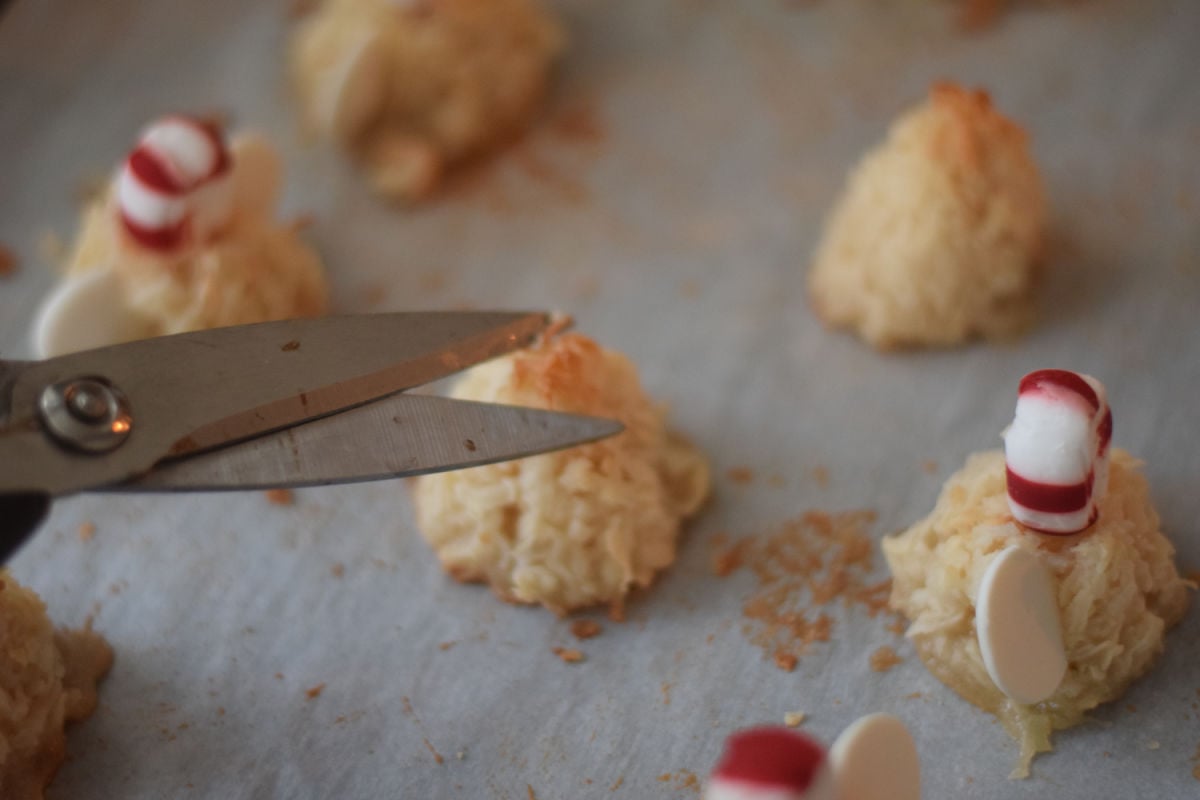 cutting macaroons 