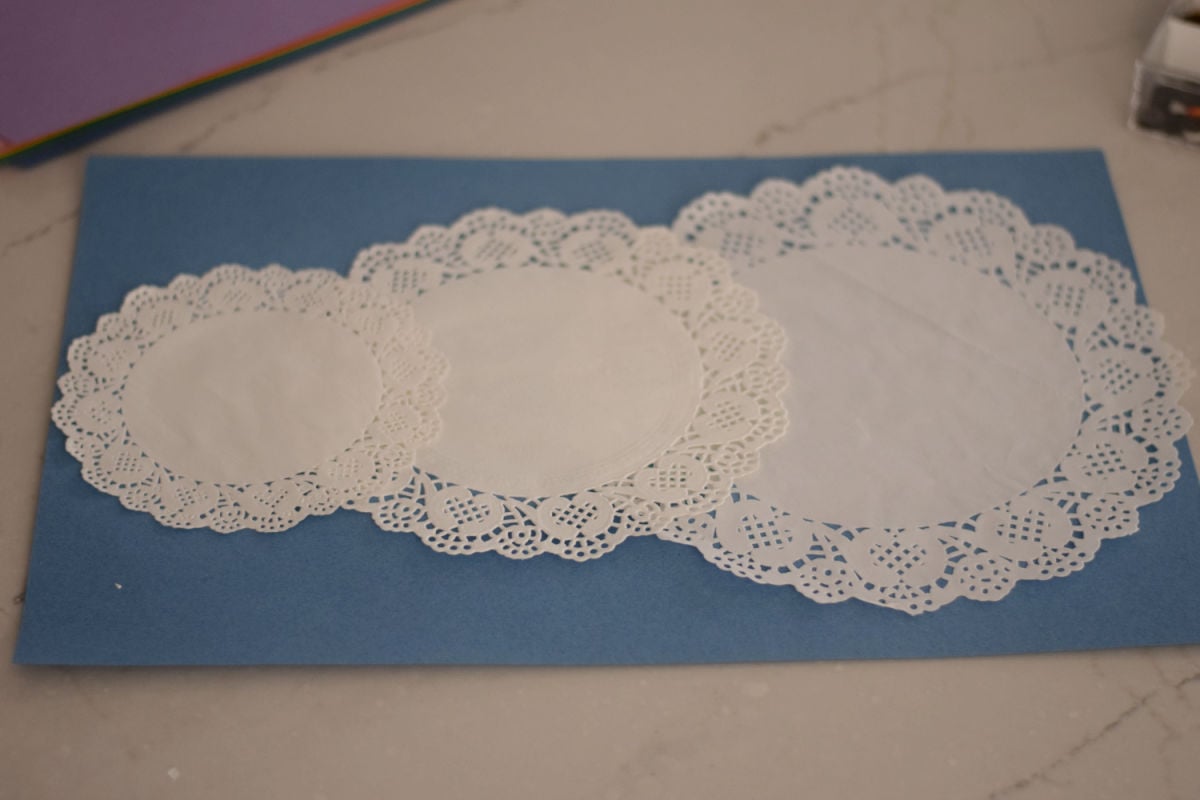 making doily snowman 