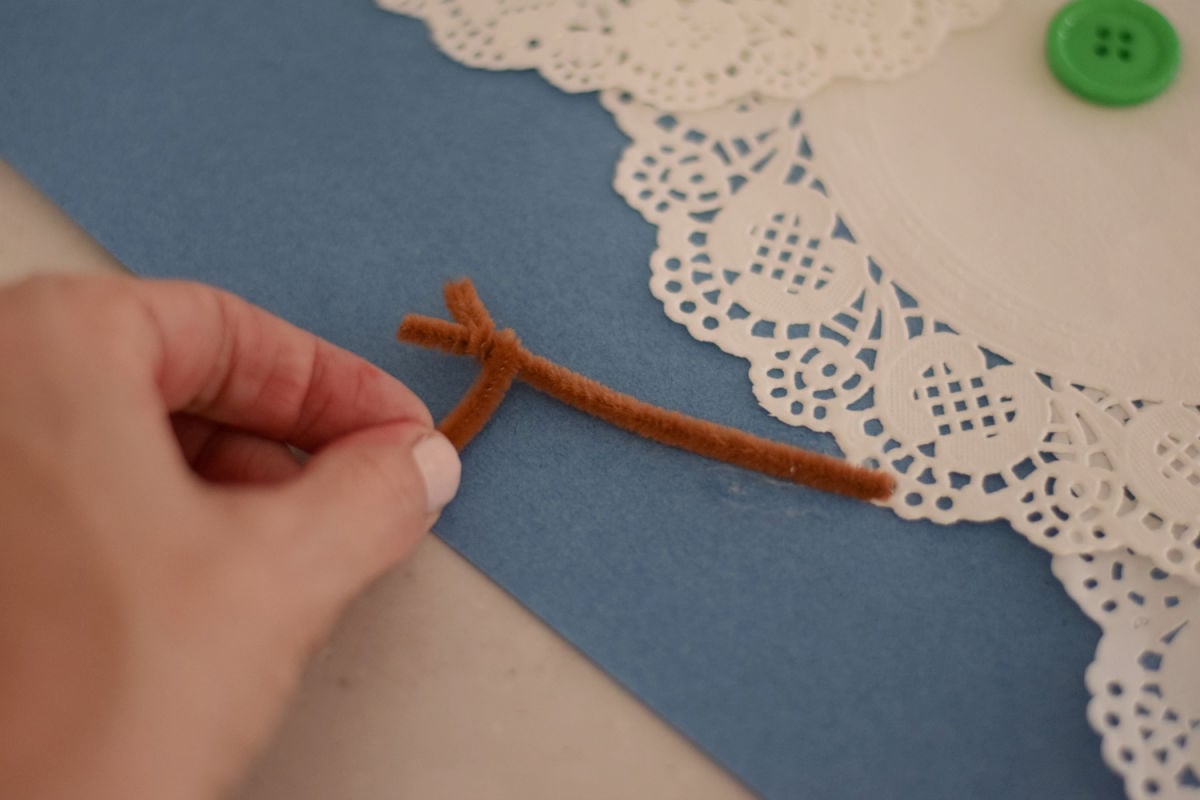 making snowman doily craft 