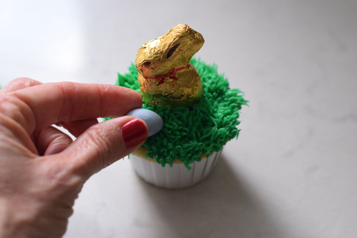 making Easter cupcakes