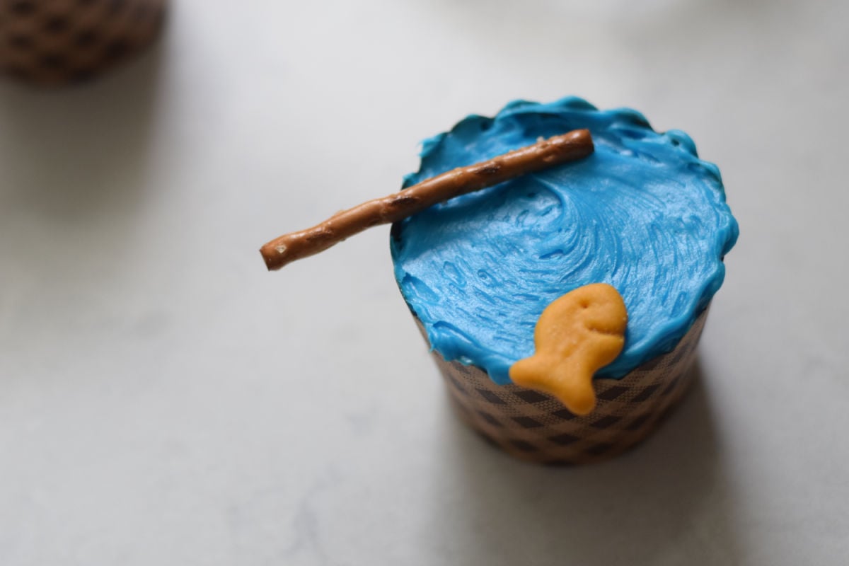 making gone fishing cupcakes