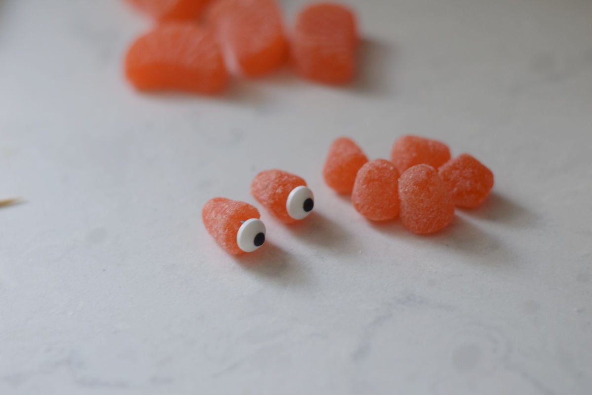 making crab cupcake eyes 