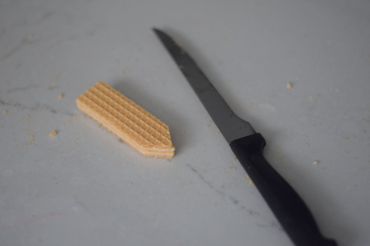 cutting tip of wafer cookie for pencil cookie