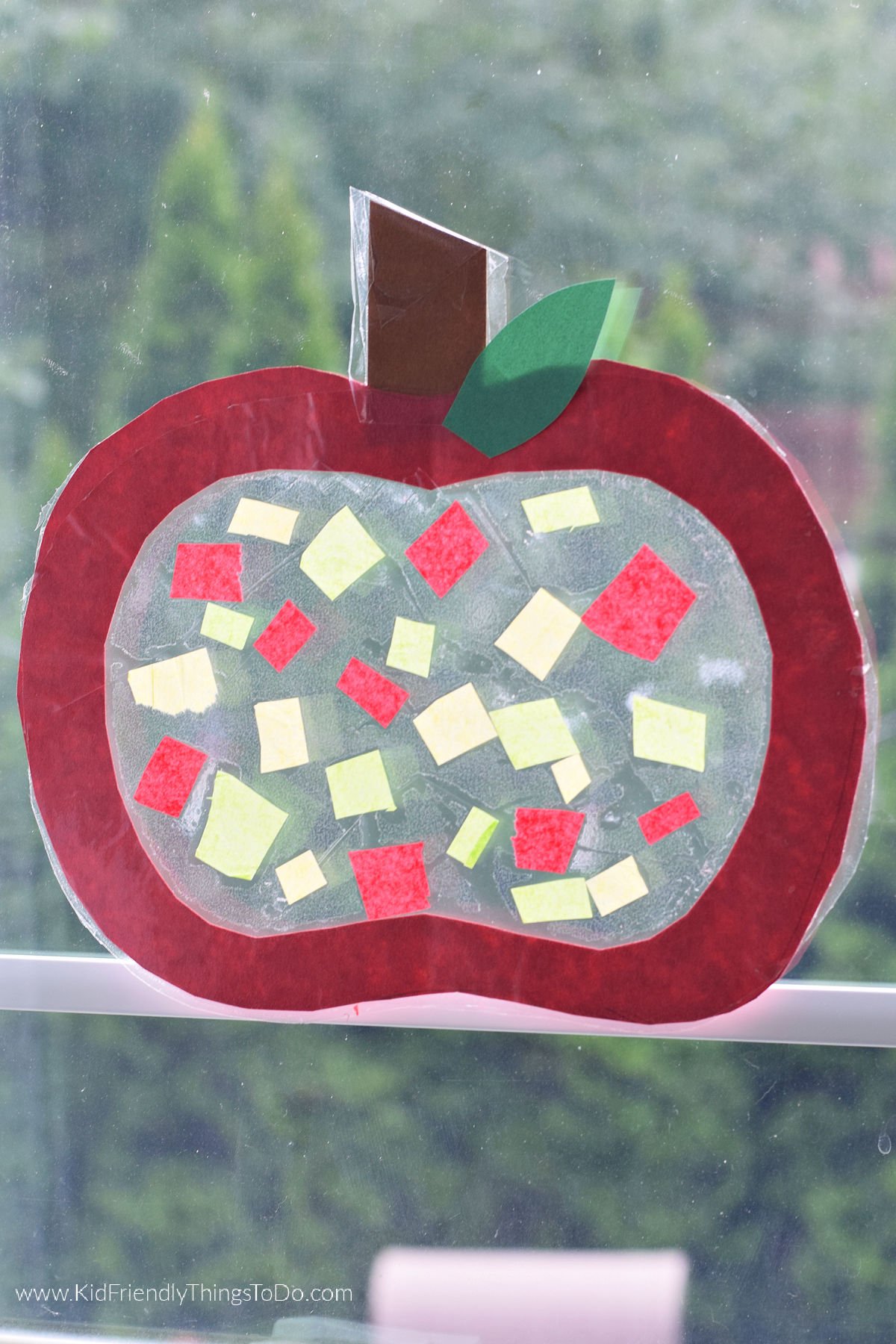 apple suncatcher craft for kids