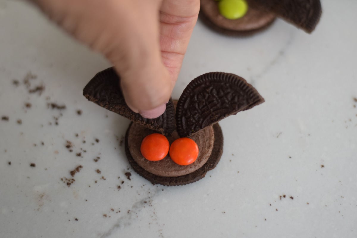 making bat Oreo cookies 