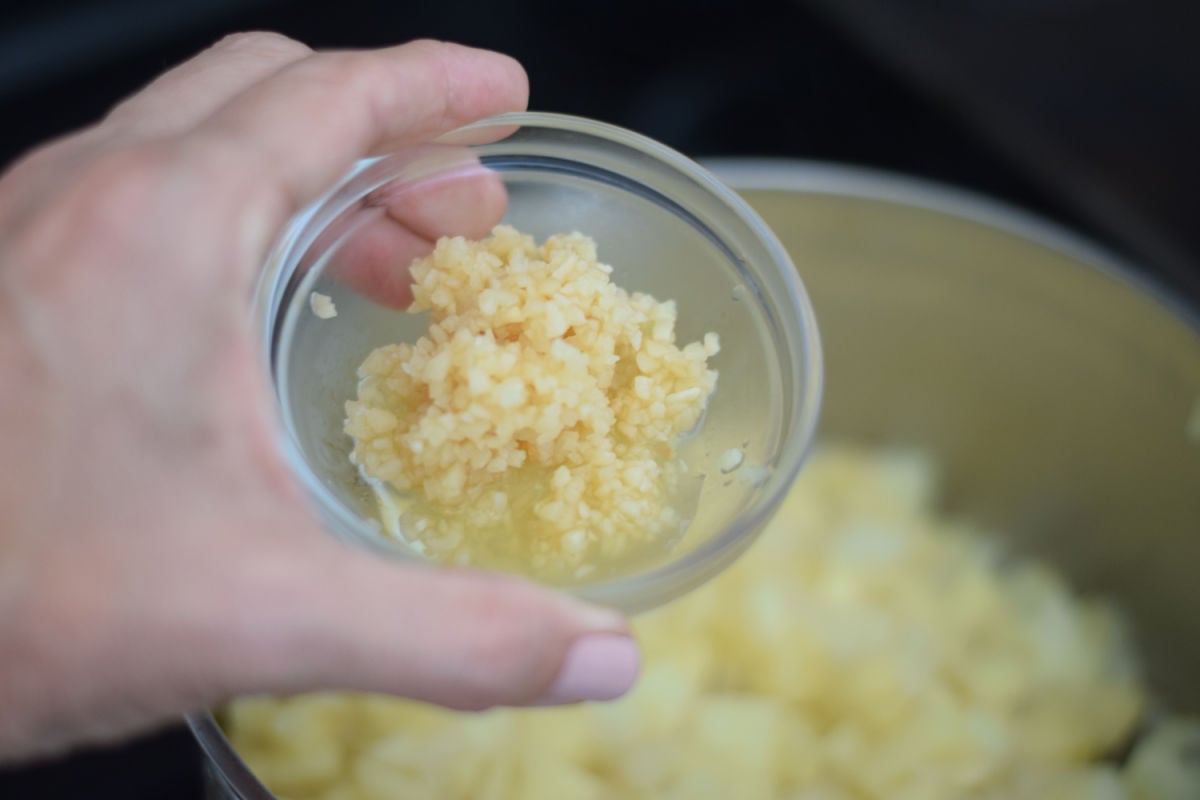 adding garlic to apple chutney
