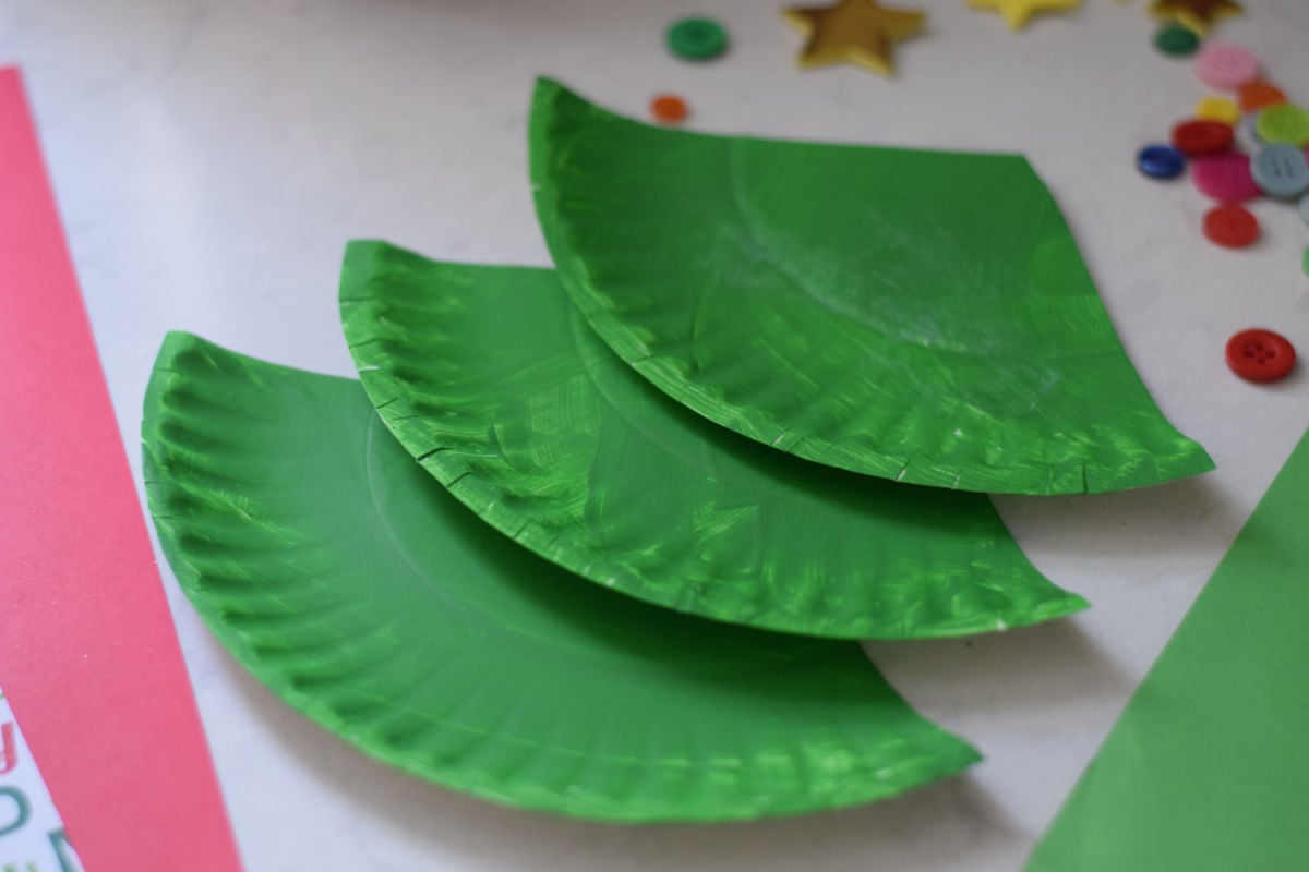 making paper plate Christmas tree