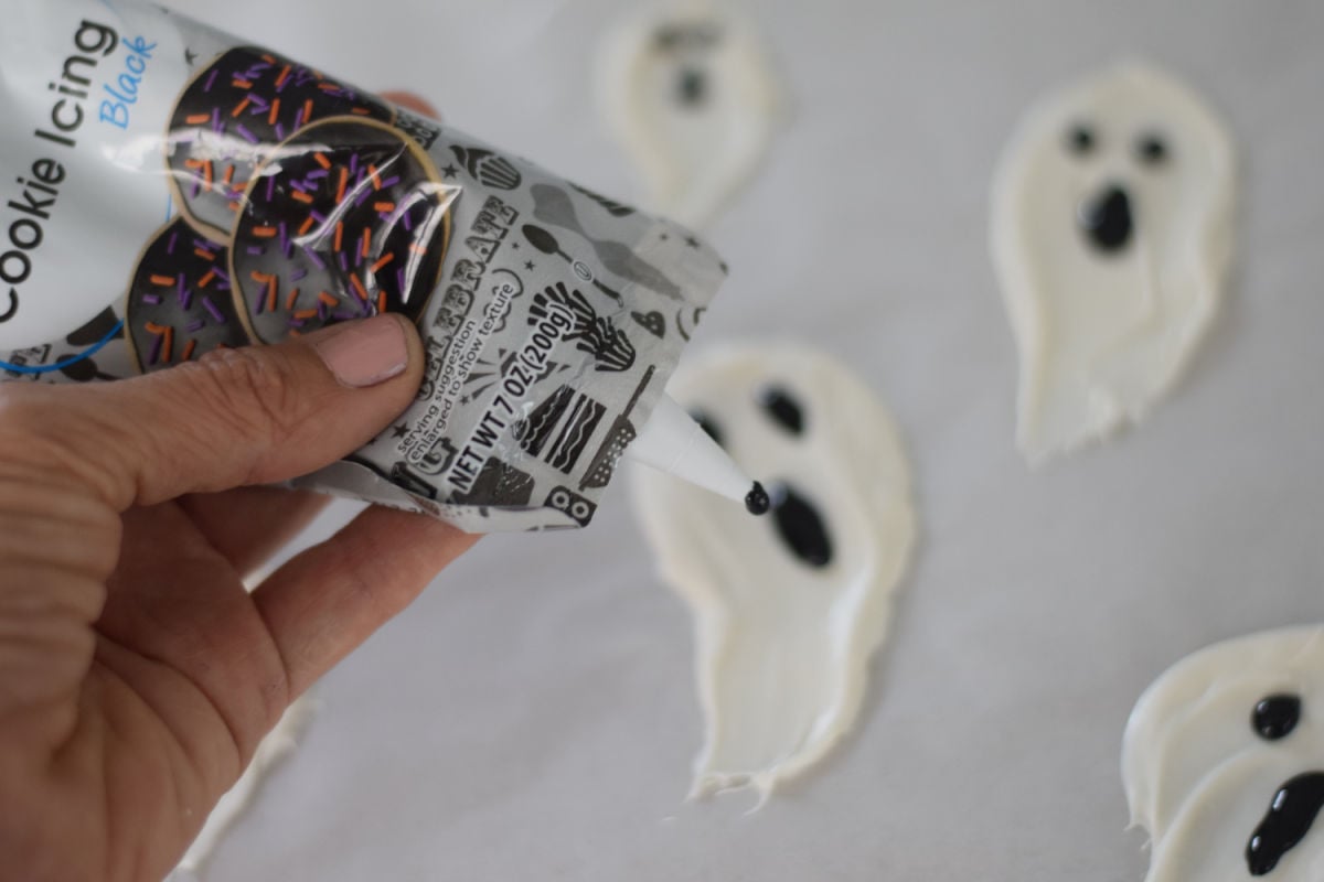 making chocolate ghosts 
