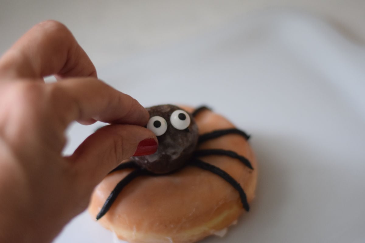 making spider donuts