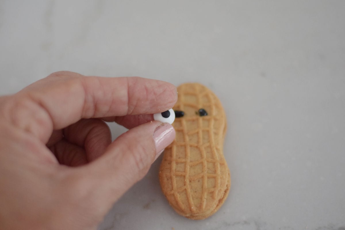 adding eyes to horse cupcake