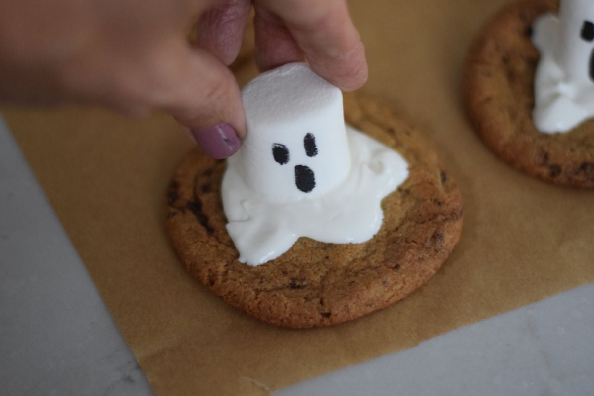 making marshmallow ghost cookies