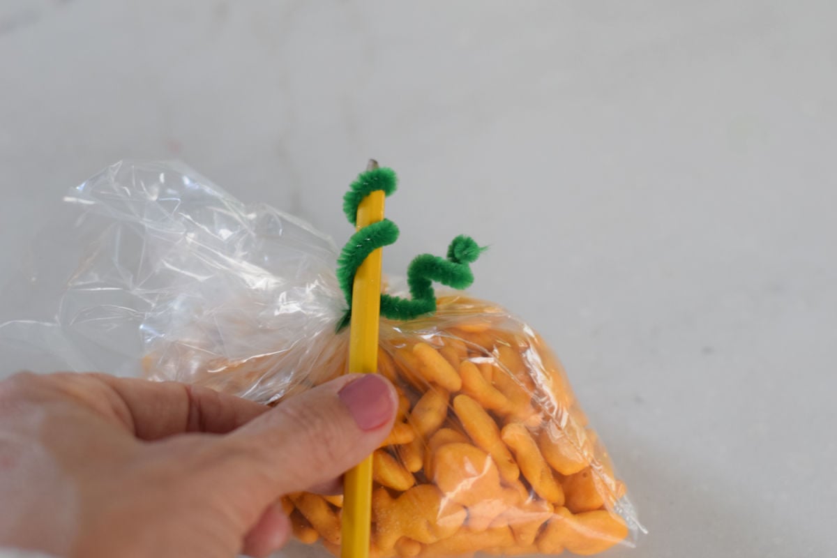 Twisting pipe cleaner around pencil