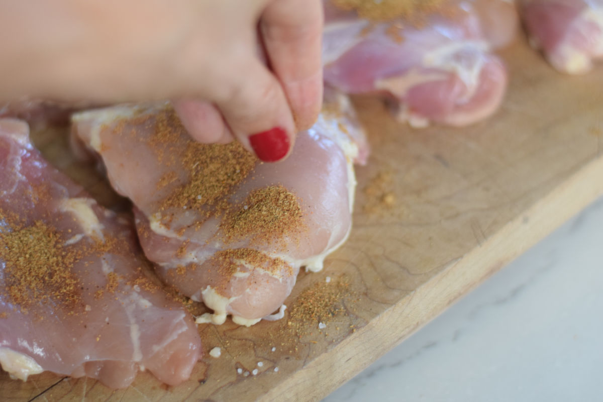 adding dry rub to chicken
