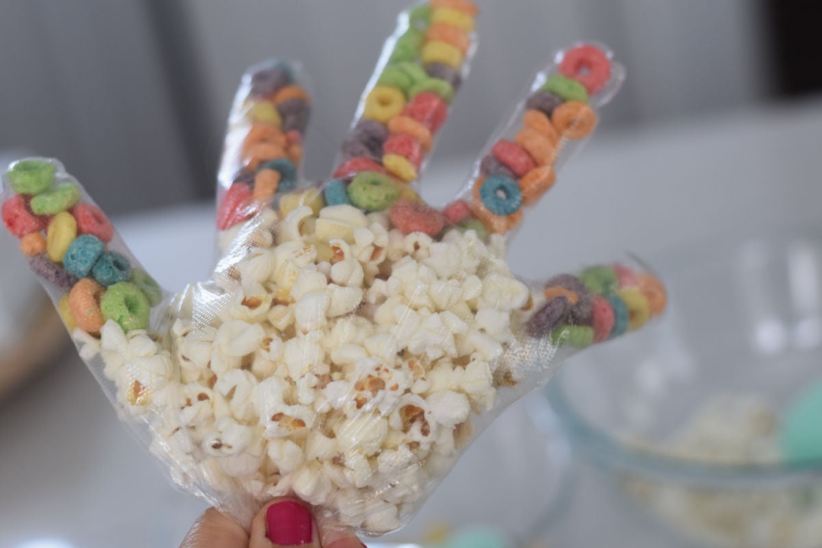 making turkey hand snack bag