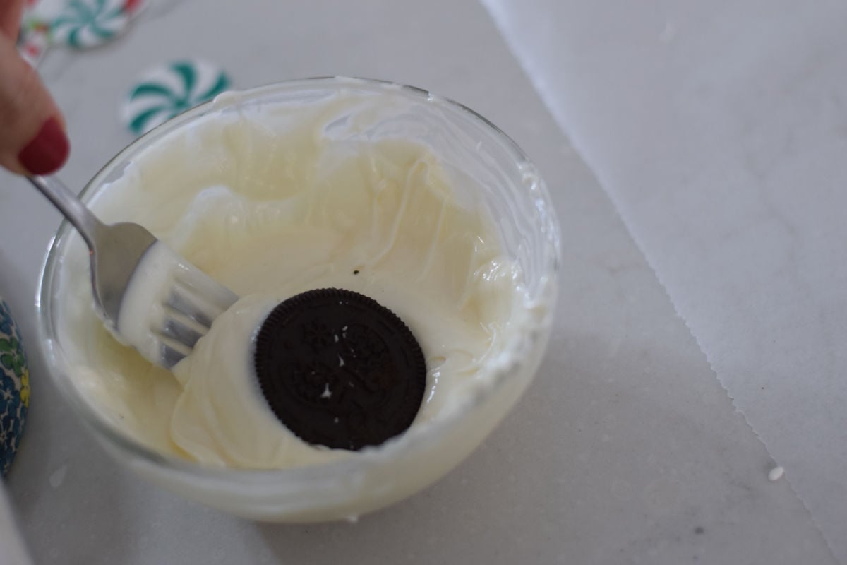 dipping snow globe cookies 