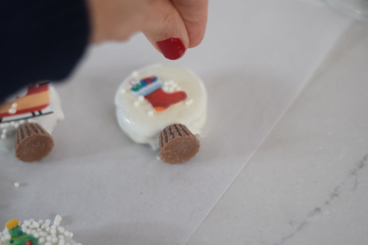 decorating snow globe cookies 