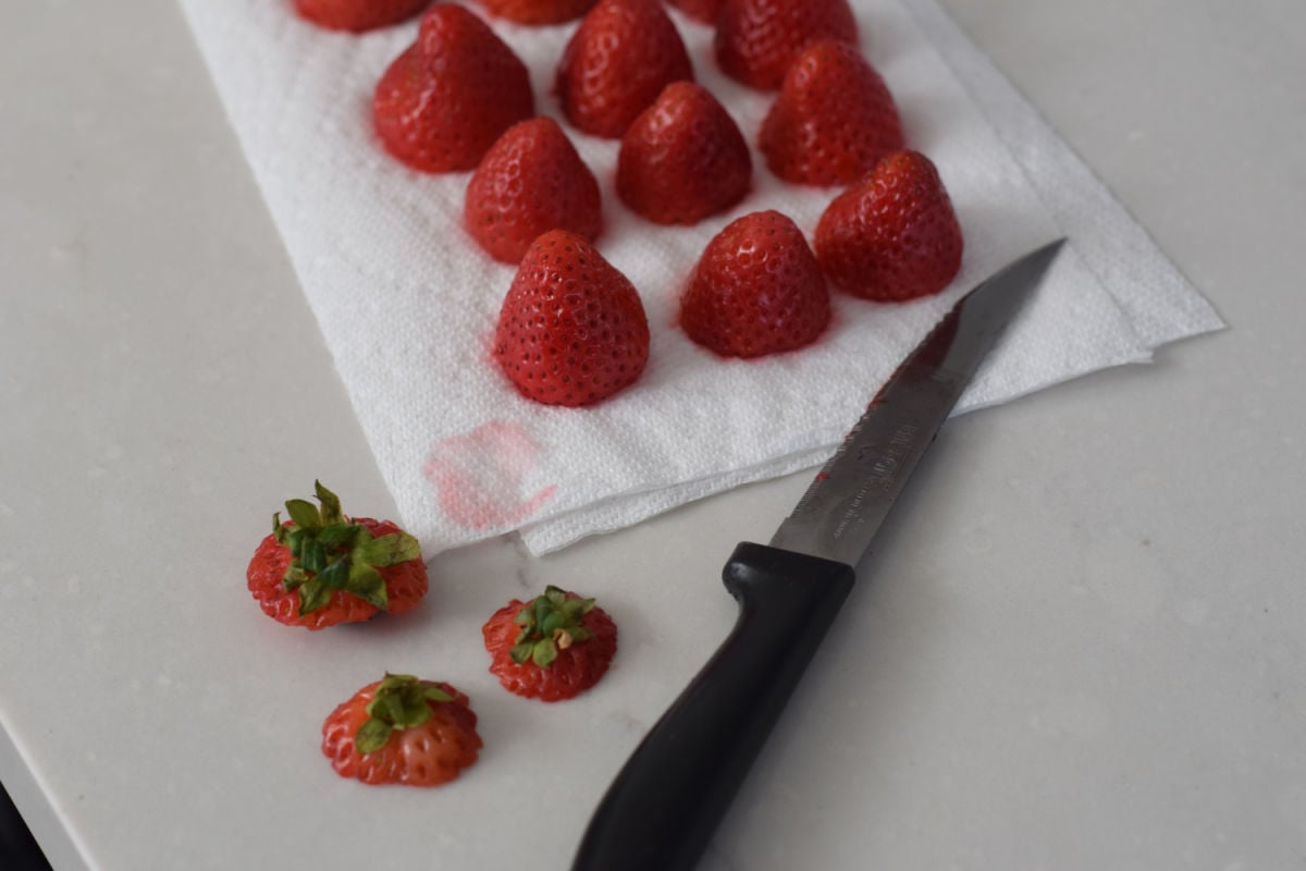 strawberries with stems cut 