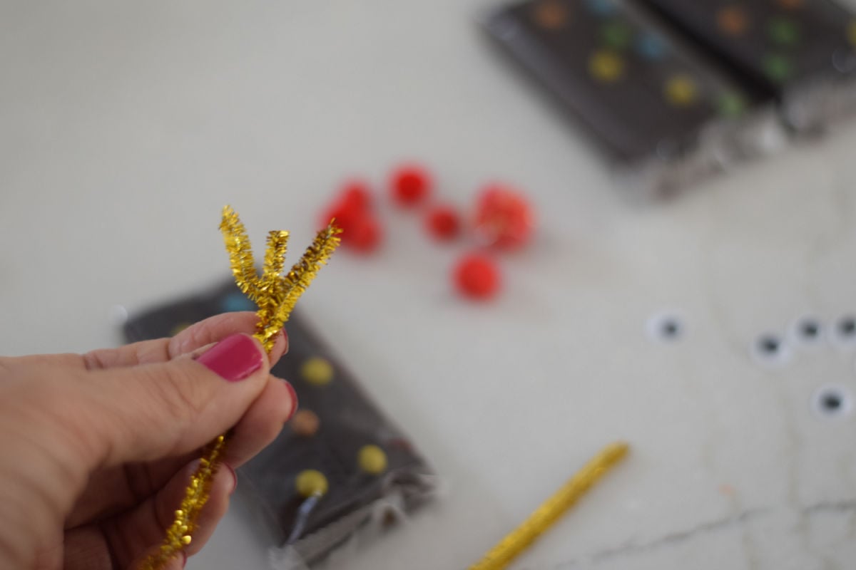 making pipe cleaner antlers