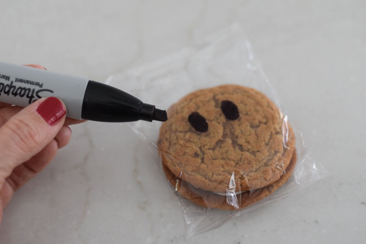 drawing eyes for gingerbread oatmeal pie 