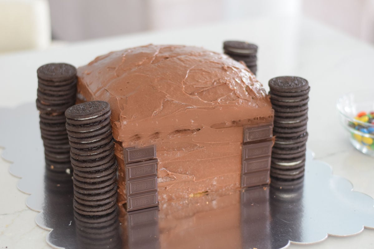 adding castle walls to castle cake 