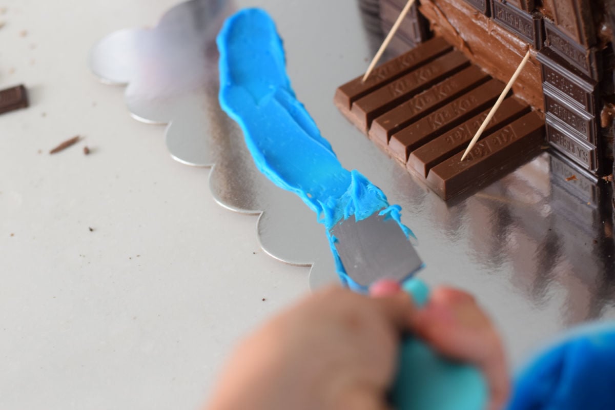 adding moat to castle cake 