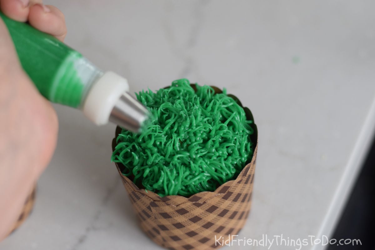 frosting cupcake with grass tip 