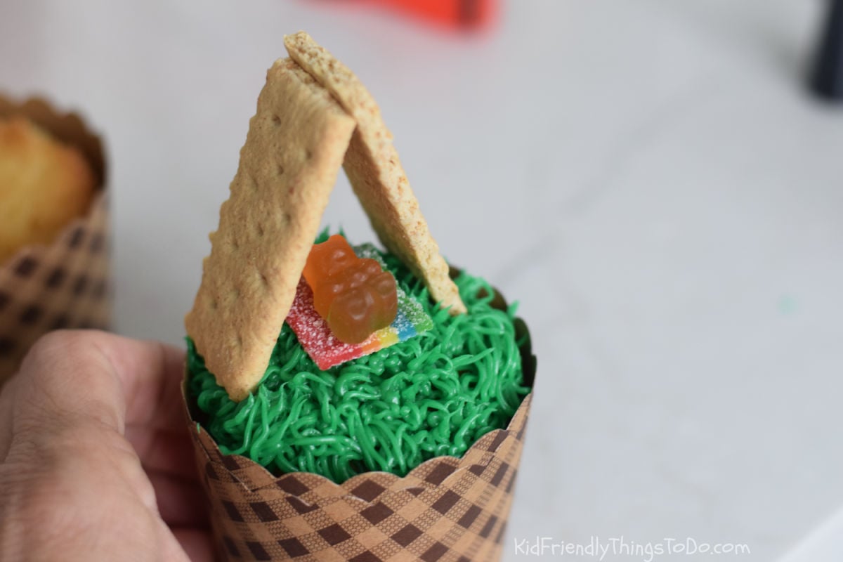 campfire cupcake with bear in tens 
