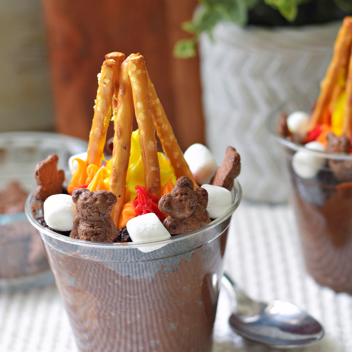 campfire dirt cups made with chocolate pudding, pretzel campfire, teddy grahams and marshmallows