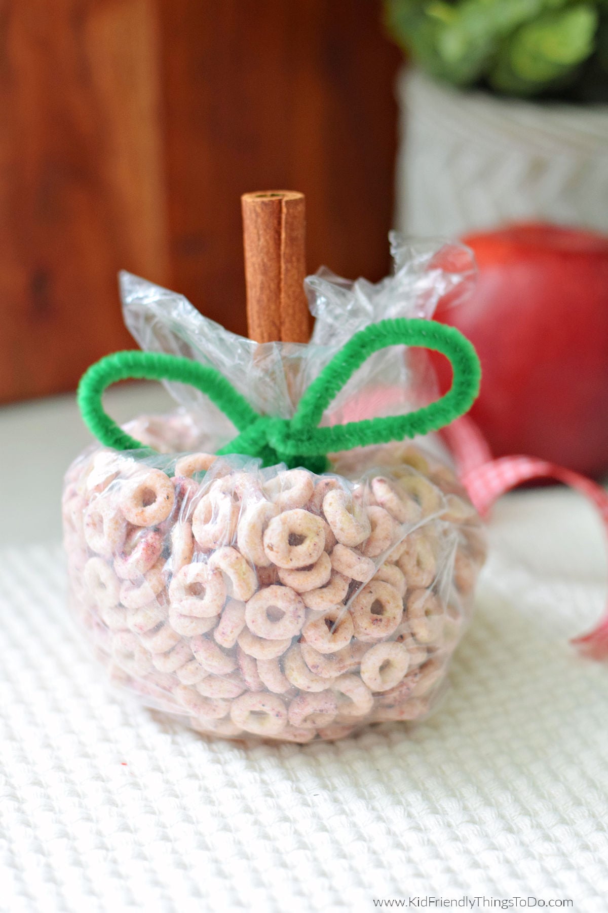 apple themed cheerio snack for kids 