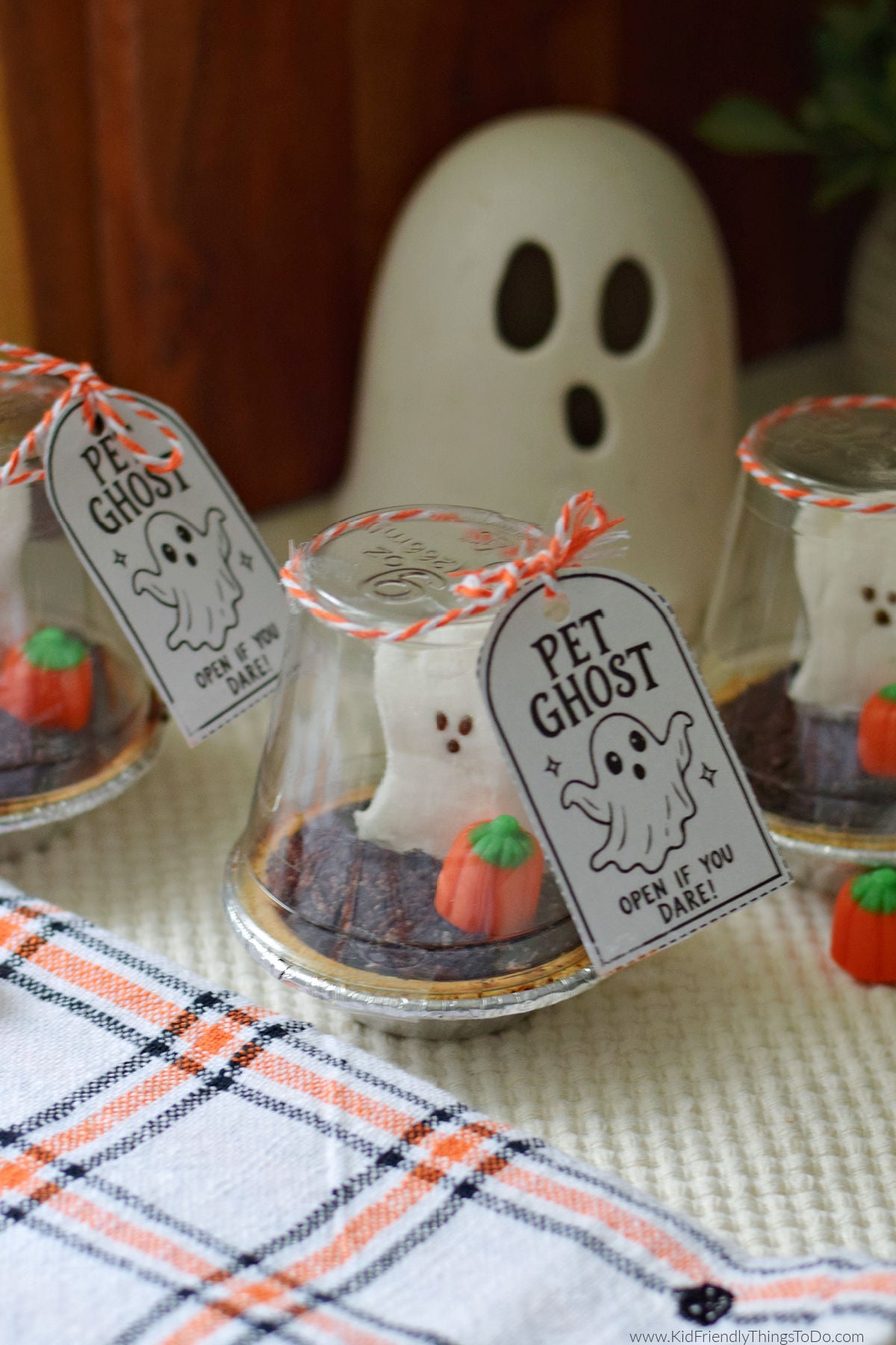  Pet Ghost pudding treat topped with Oreo crumbs, a marshmallow ghost, and a candy pumpkin under a clear cup with a tag reading “Pet Ghost—Open if you dare!”