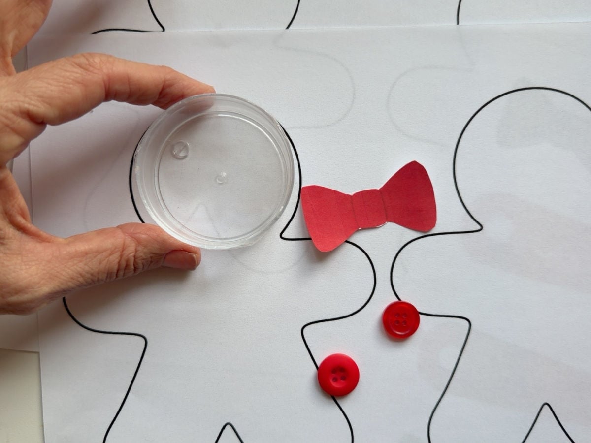 Two-inch round circle held against the head of a gingerbread man printable to measure student photo size